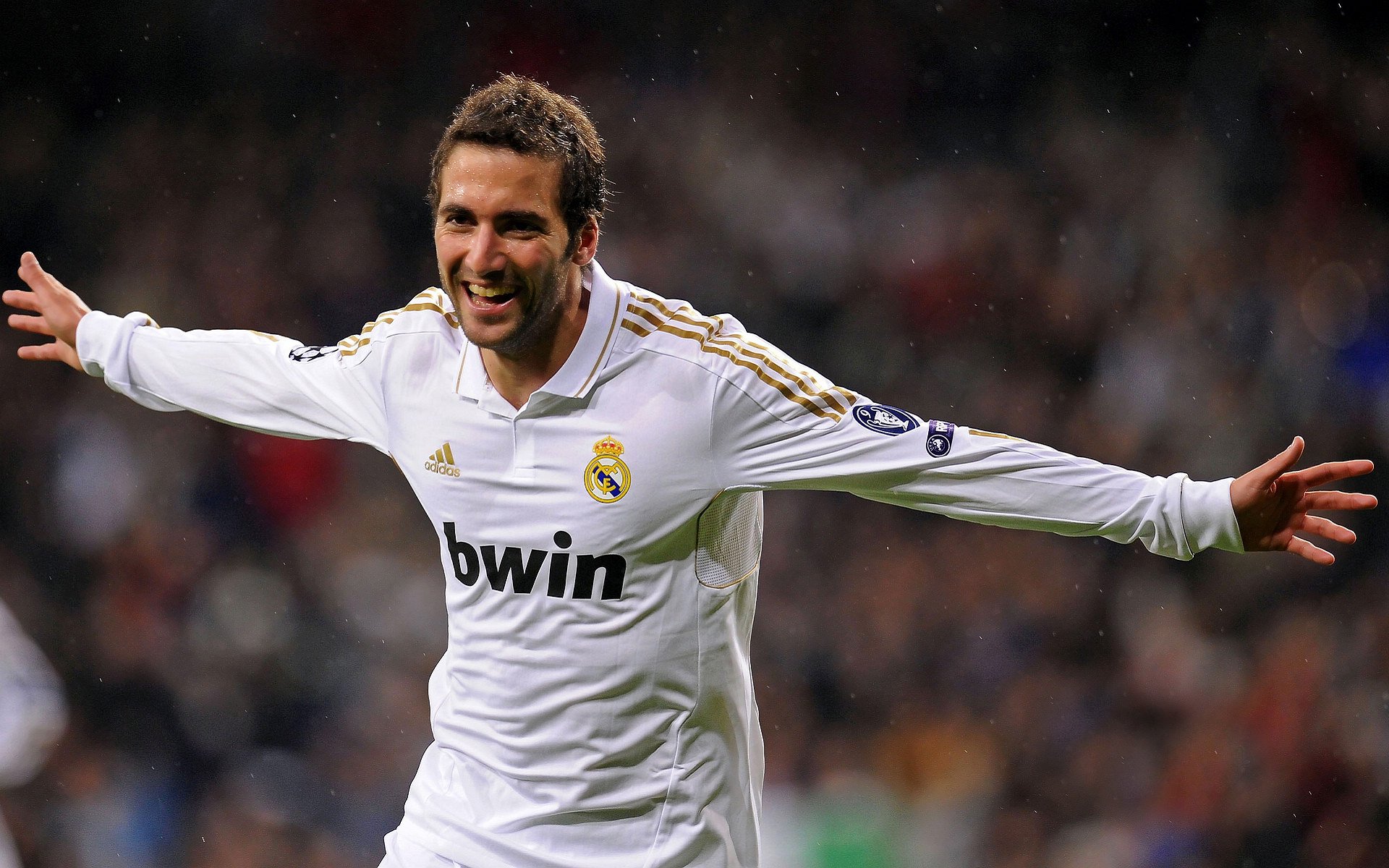 “意甲硬实力对决，冠军争夺依旧激烈”，意甲榜首