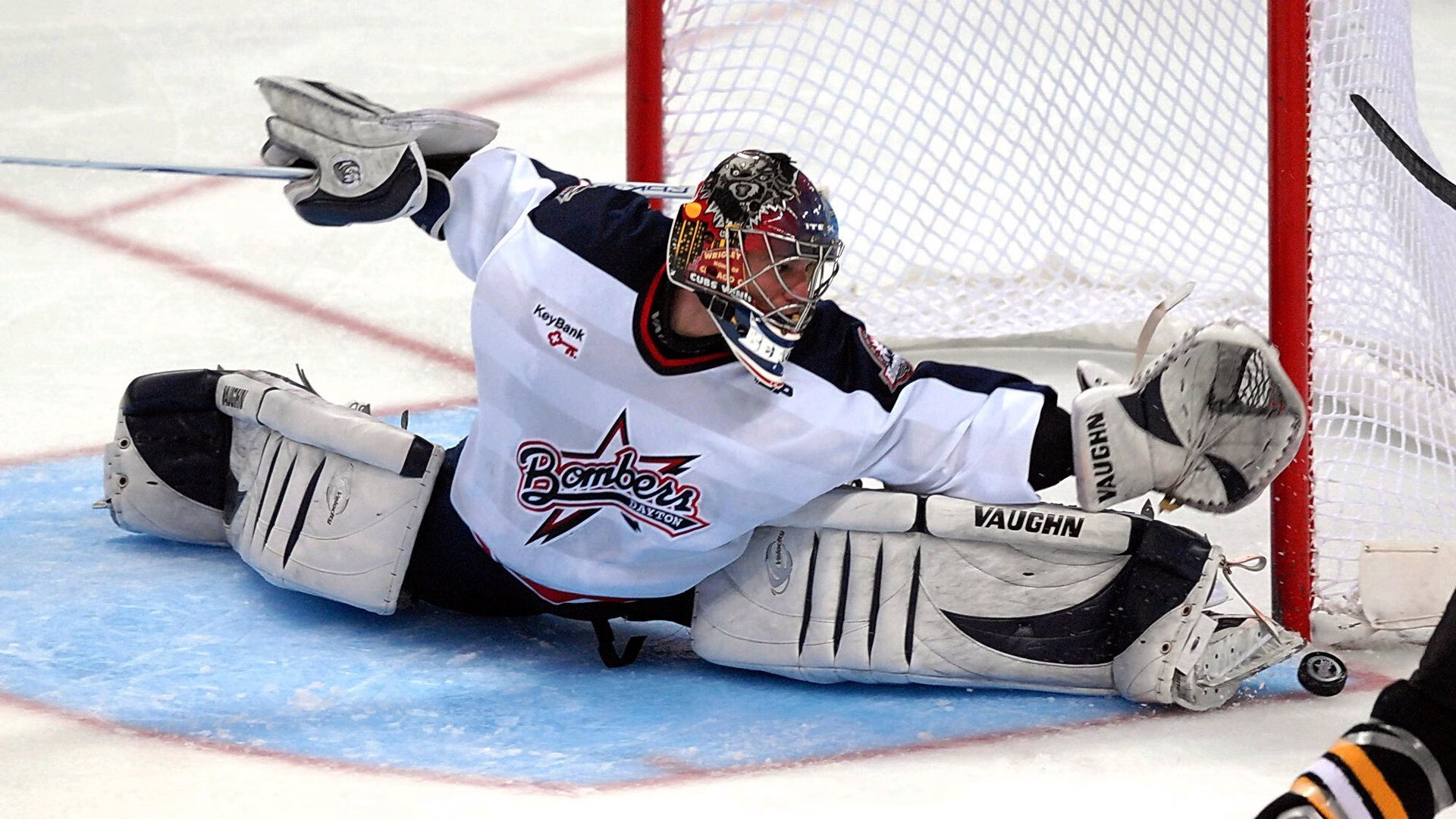 史上“最硬核”防守：他连续多场封堵对手得分线，成为比赛中的“黑暗骑士”！